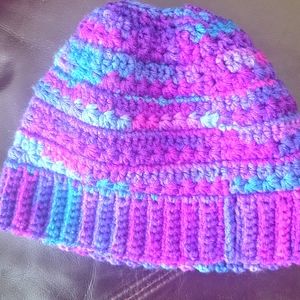 Crocheted hat w ponytail hole on top